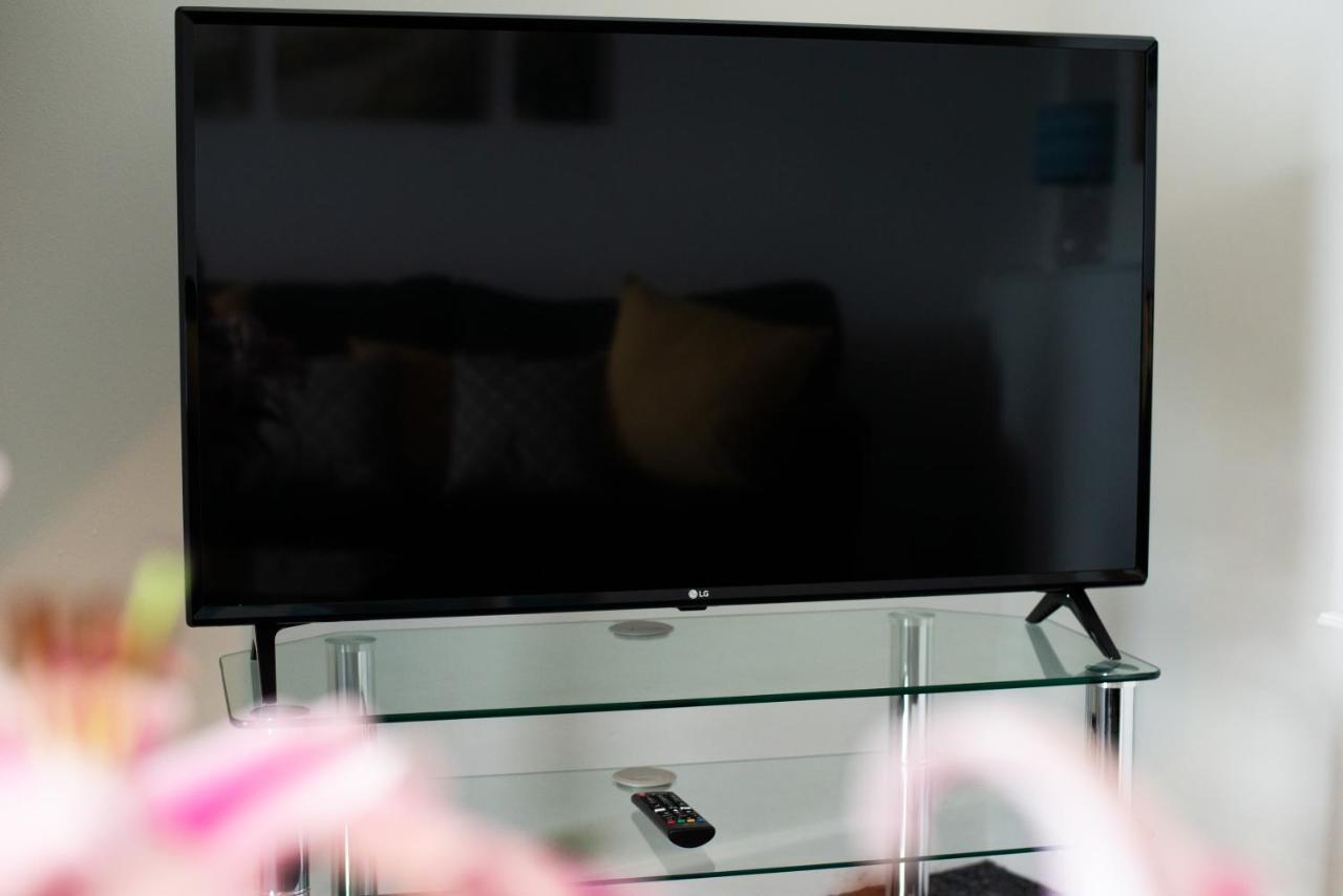 Parking, Smart Tv'S In All Rooms, Central Location Суонси Экстерьер фото